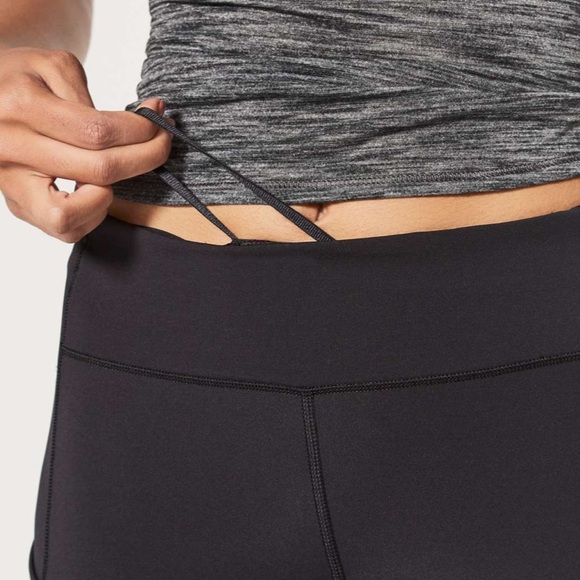 Lululemon black women’s leggings with pockets Size 4 - Picture 2 of 8